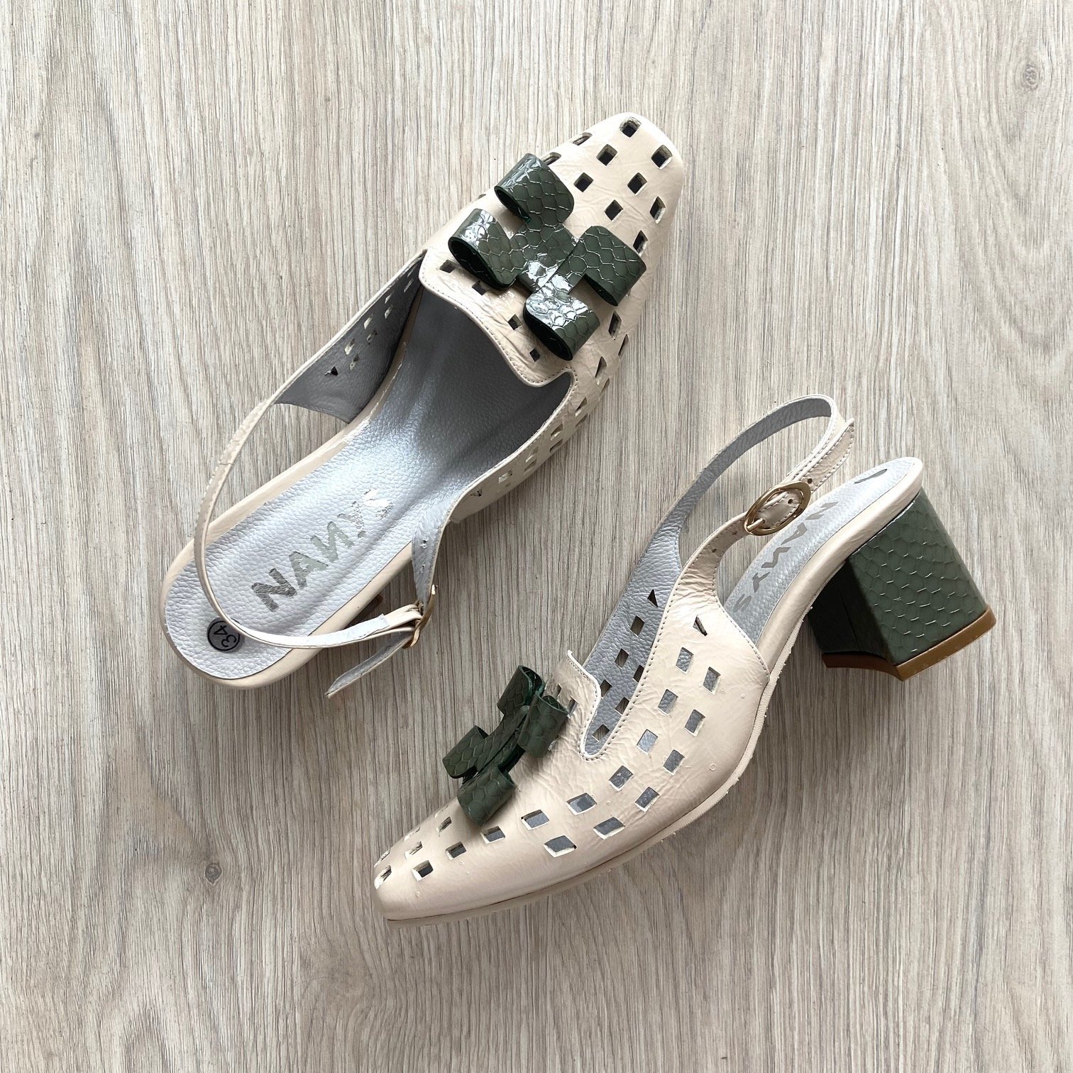 Zapatos beige con verde en cuero tipo charol con punta semi cuadrada