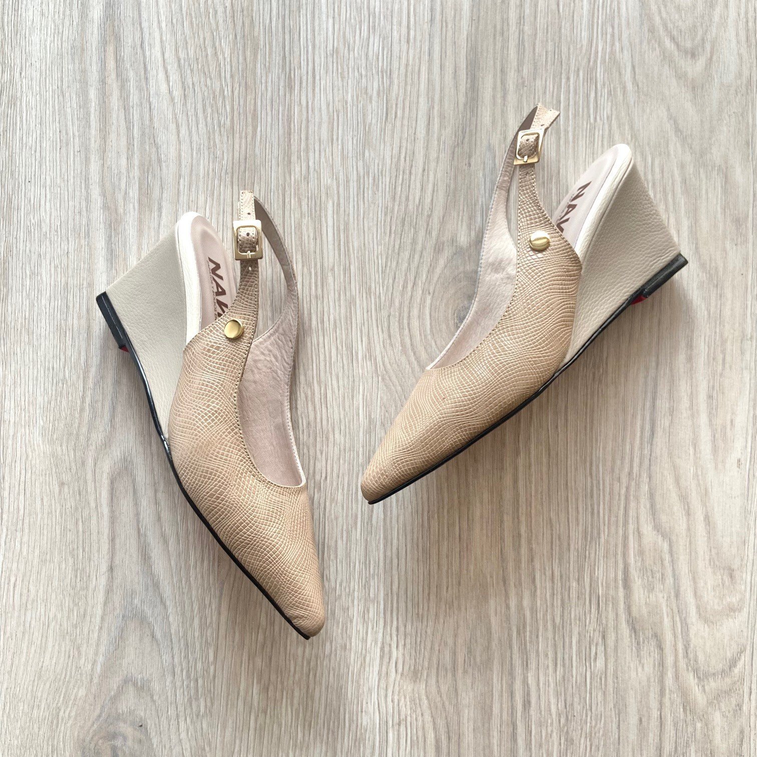 Zapatos taupe en cuero con tacón playa - Imagen 3