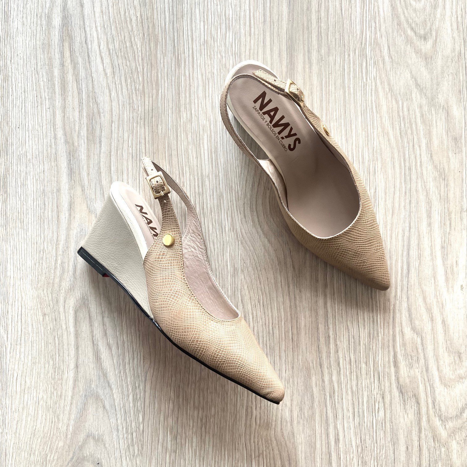 Zapatos taupe en cuero con tacón playa - Imagen 2