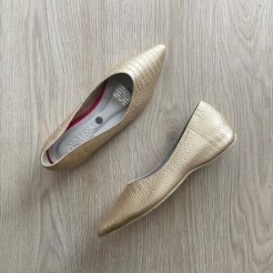 Baletas doradas en cuero con tacón interno