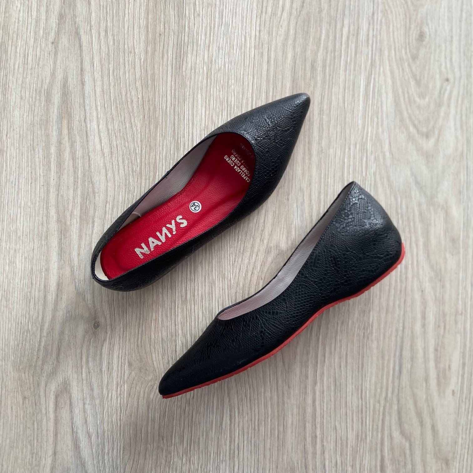 Baletas negras en cuero con tacón interno