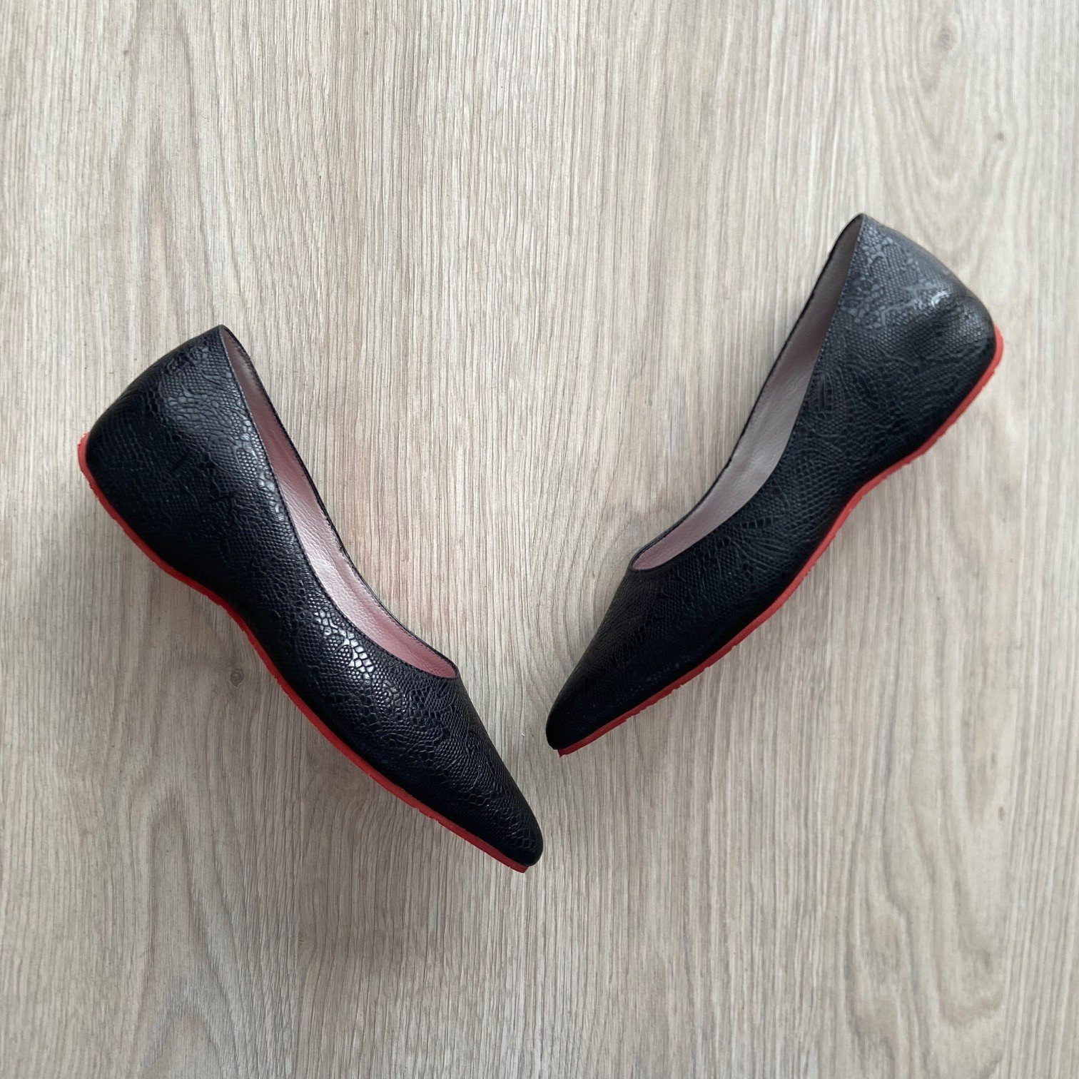 Baletas negras en cuero con tacón interno - Imagen 2