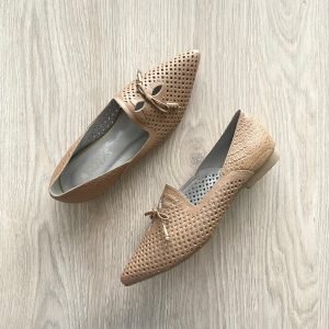 Baletas capuchino en cuero con perforado