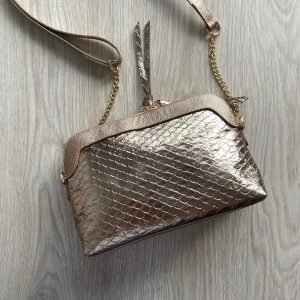 Bolso bronce en cuero tipo folia con cadena