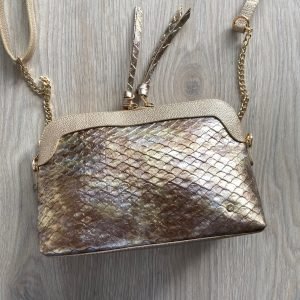 Bolso dorado con bronce en cuero