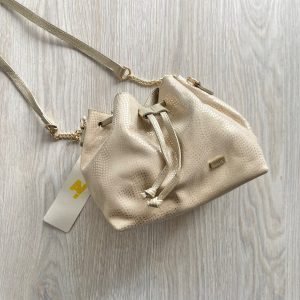 Bolso dorado en cuero tipo bolsa