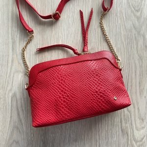 Bolso rojo en cuero tipo folia con cadena