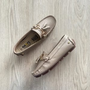 Mocasines taupe en cuero con suela bajita