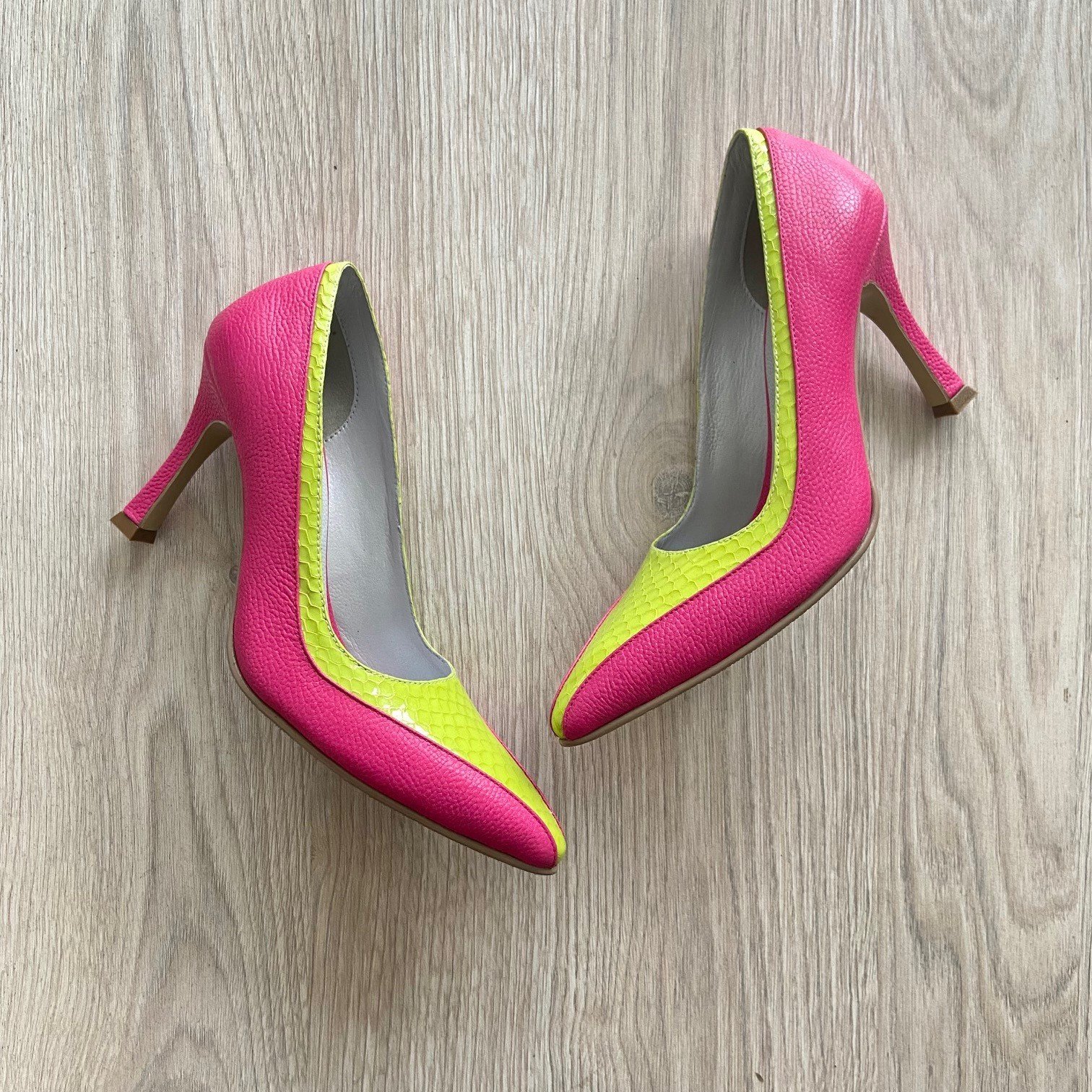 Zapatos fucsias con verde en cuero tipo charol - Imagen 3