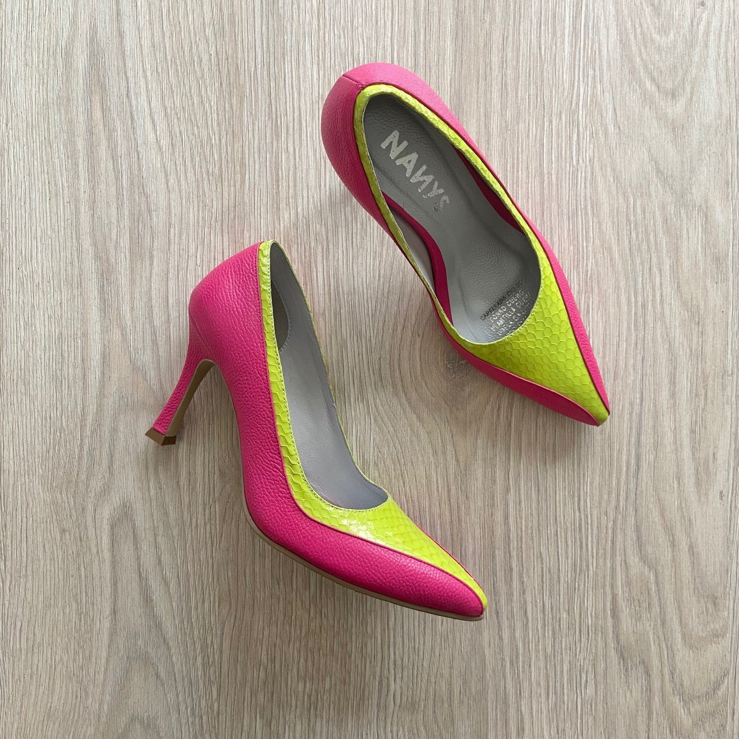 Zapatos fucsias con verde en cuero tipo charol - Imagen 2