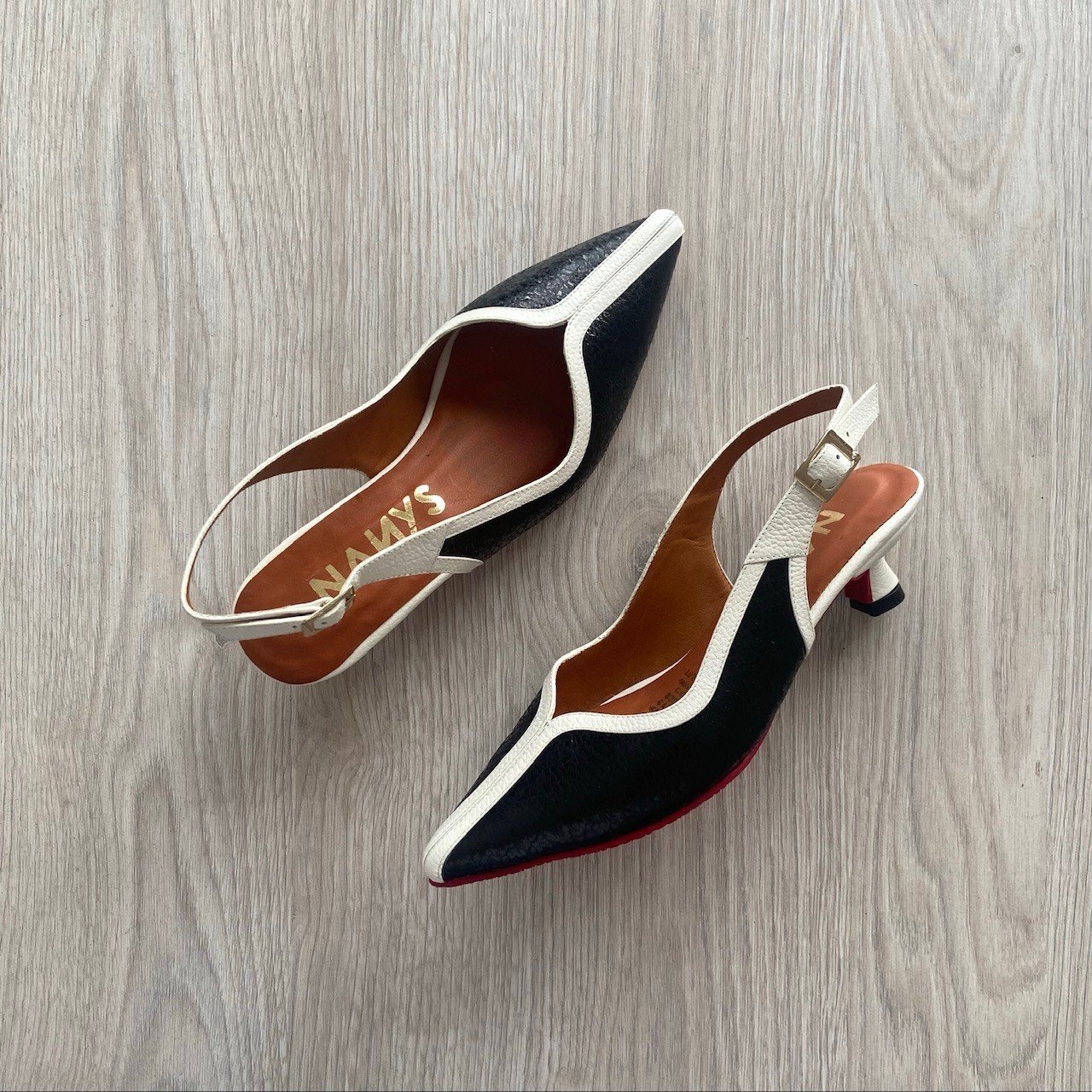 Zapatos negros con blanco en cuero