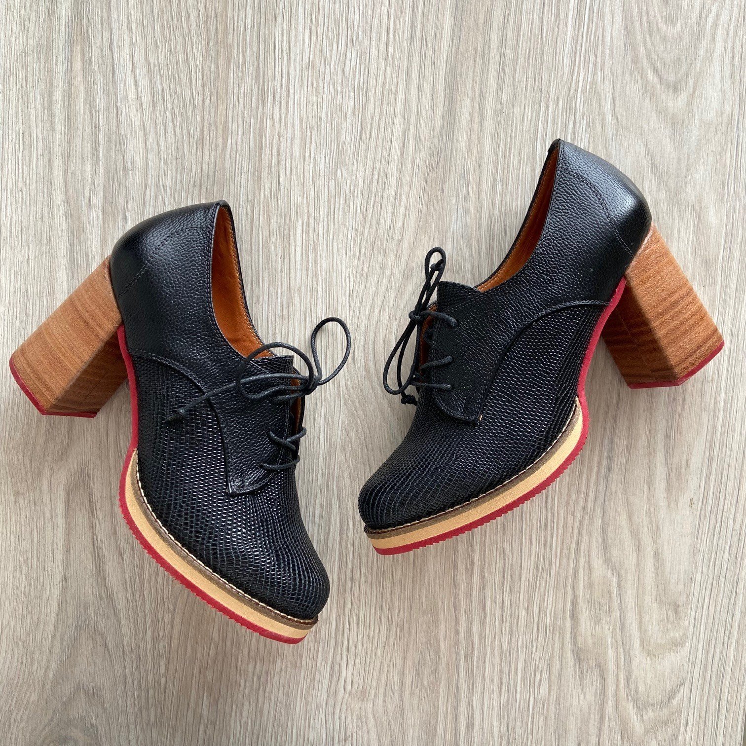 Zapatos botines negros en cuero - Imagen 2