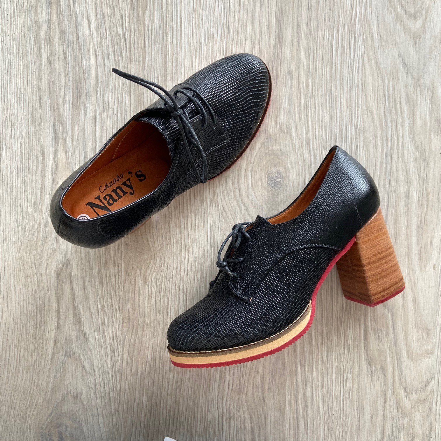 Zapatos botines negros en cuero