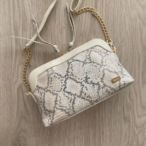 Bolso blanco en cuero tipo folia con cadena