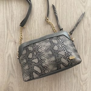 Bolso gris en cuero tipo folia con cadena