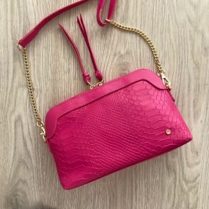 Bolso fucsia en cuero tipo folia con cadena