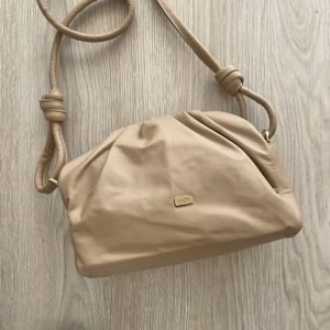 Bolso taupe en cuero manos libres