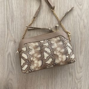 Bolso taupe en cuero tipo folia con cadena