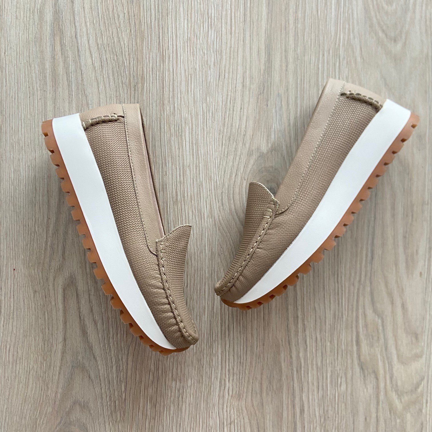 Mocasines taupe en cuero con suela alta - Imagen 2