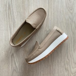 Mocasines taupe en cuero con suela alta