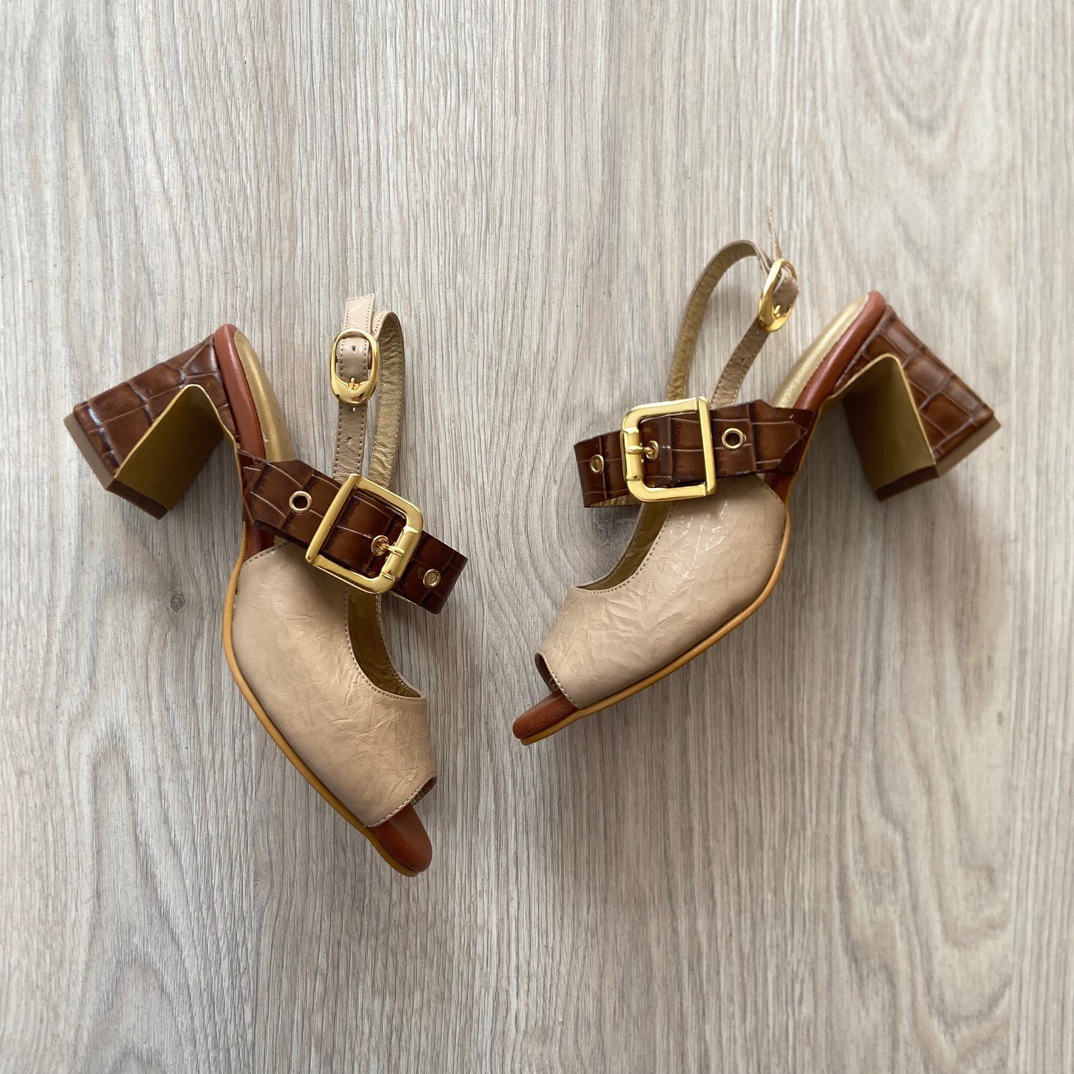 Sandalia taupe con miel en cuero - Imagen 3