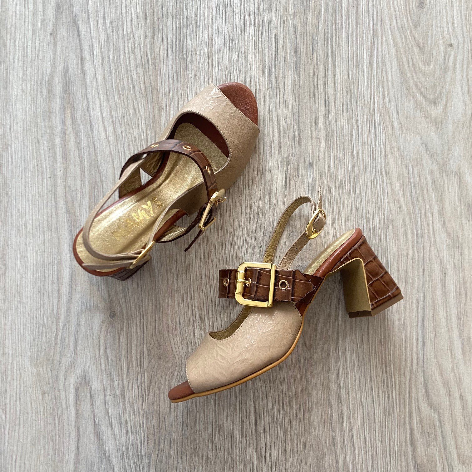 Sandalia taupe con miel en cuero