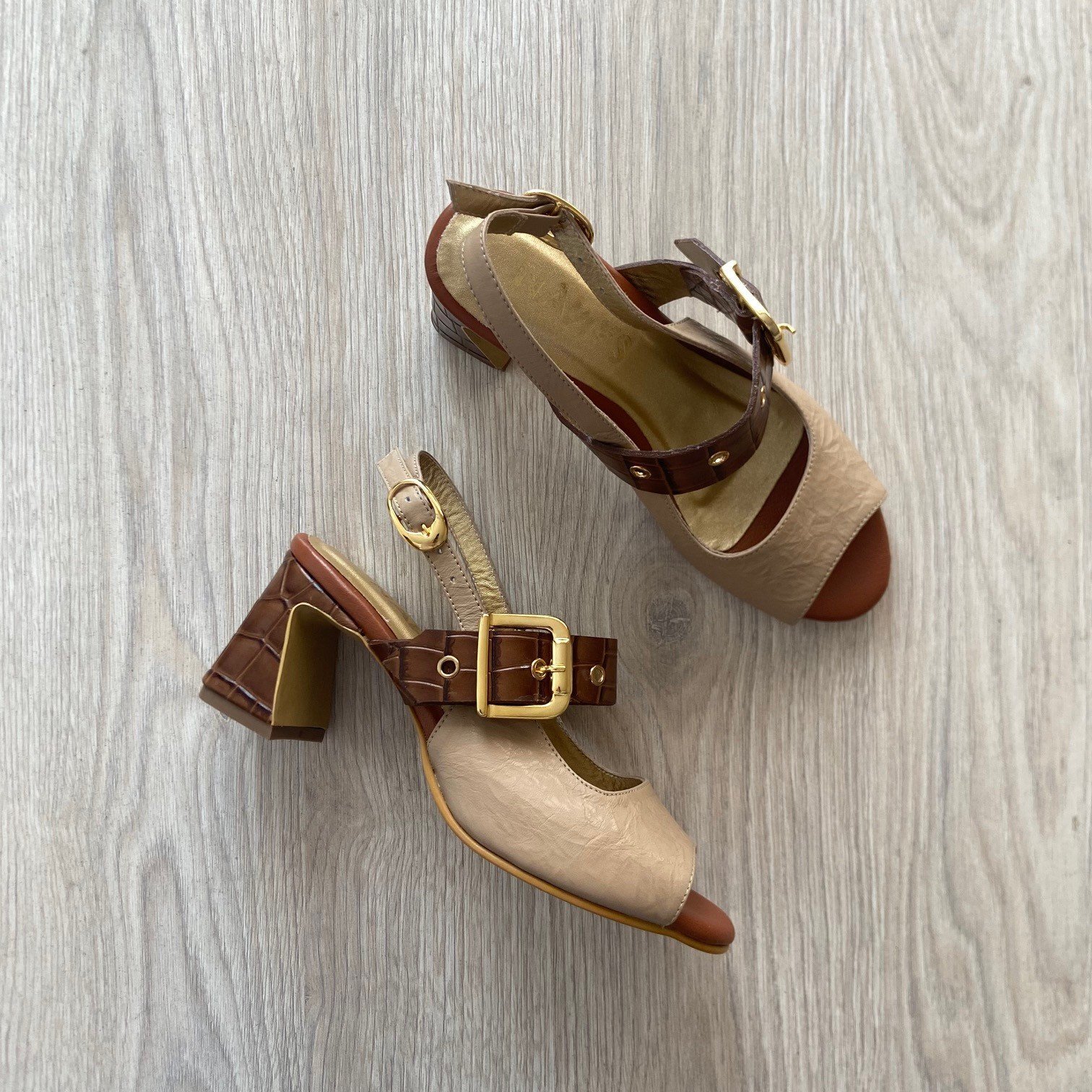 Sandalia taupe con miel en cuero - Imagen 2