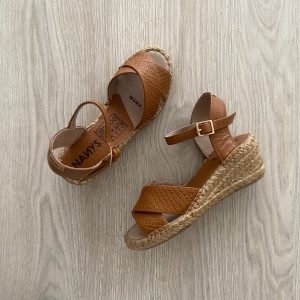 Sandalias miel en cuero con plataforma en yute