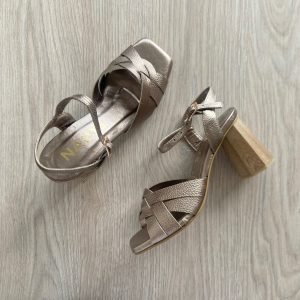 Sandalia alta bronce en cuero