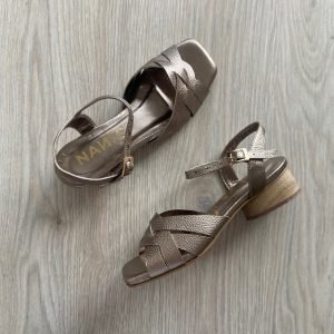 Sandalia bronce en cuero