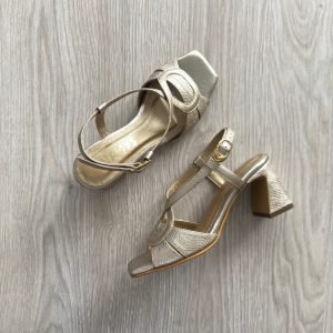 Sandalia dorada cruzada en cuero