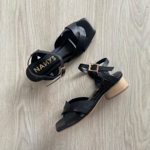 Sandalia negra en cuero