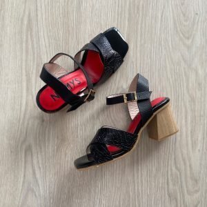 Sandalias negras en cuero con plantilla en charol