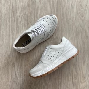 Tenis blancos en cuero liso y perforado