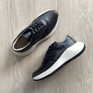 Tenis negros en cuero con apliques brillantes y grabados