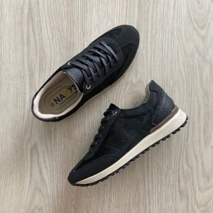 Tenis negros en cuero peludo