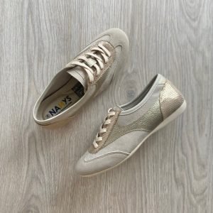 Tenis beige con dorado en cuero
