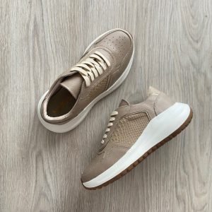 Tenis taupe en cuero con apliques brillantes y grabados