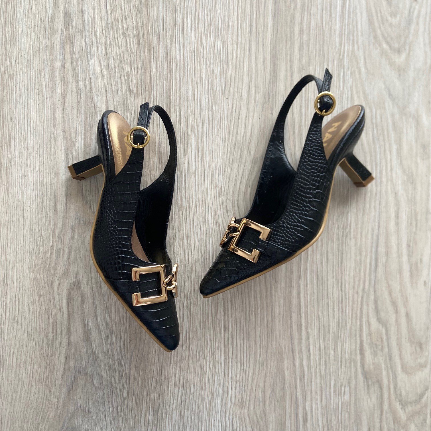 Zapatos negros en cuero con herraje dorado - Imagen 3