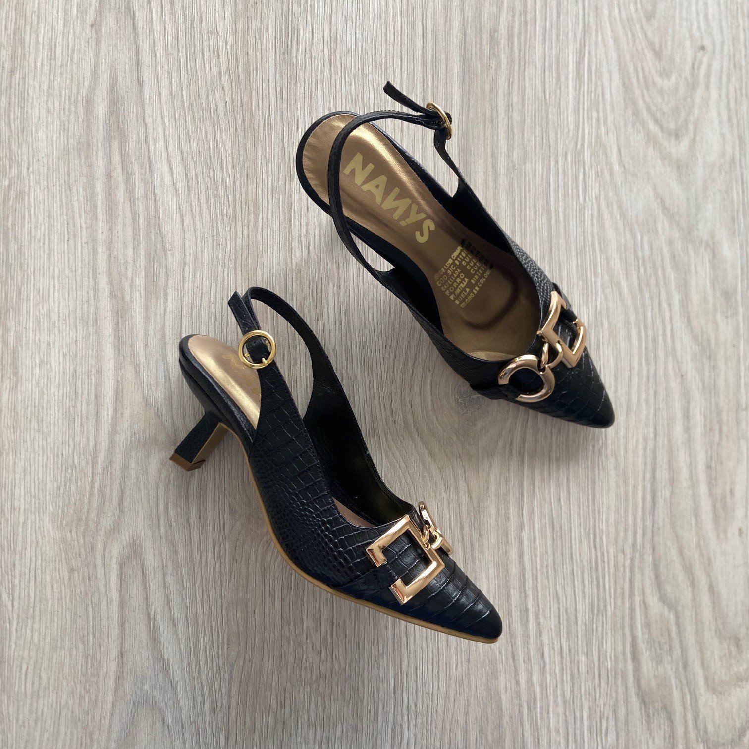 Zapatos negros en cuero con herraje dorado - Imagen 2