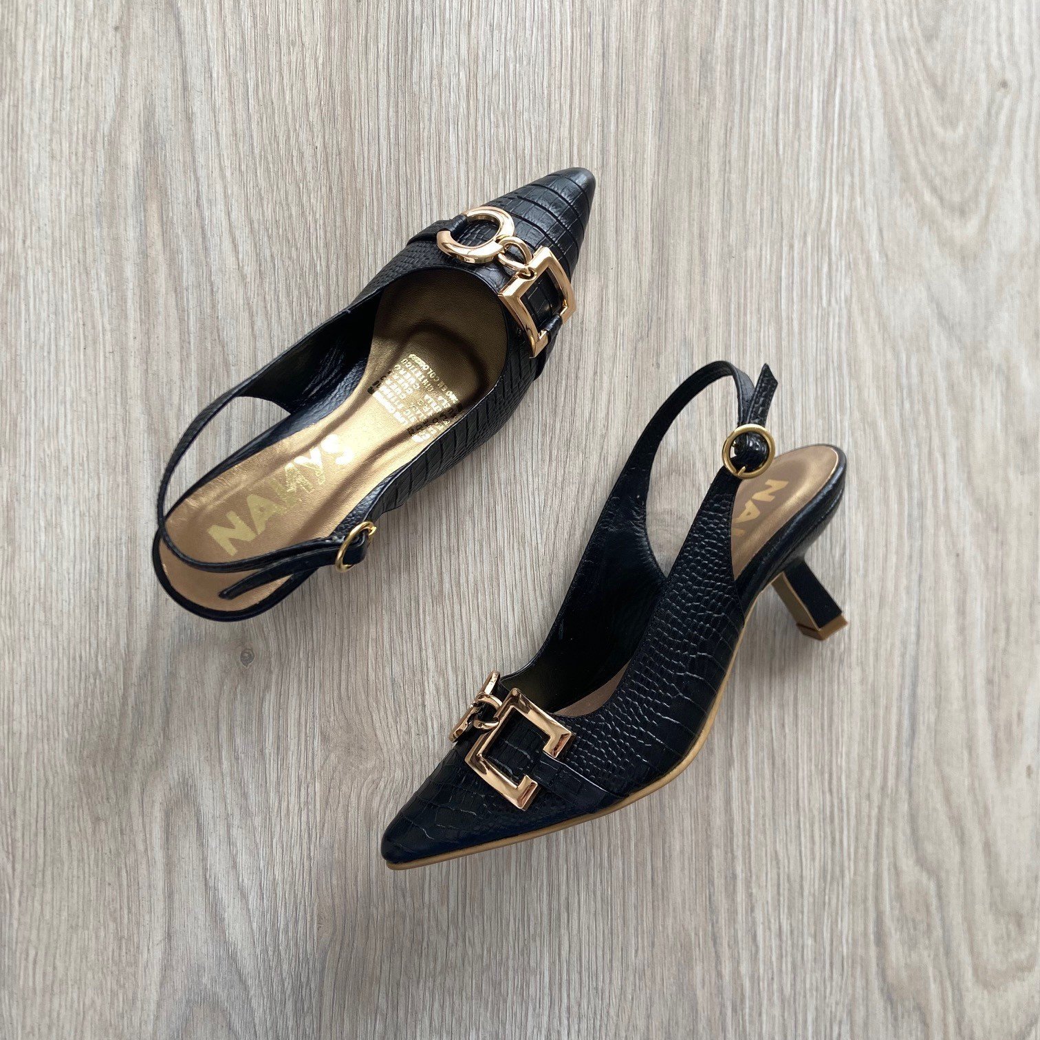 Zapatos negros en cuero con herraje dorado