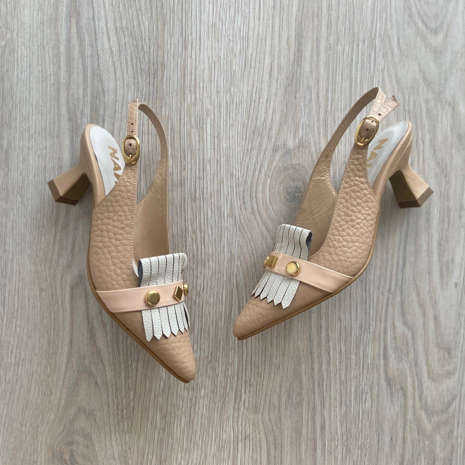 Zapatos camel con talco y palo rosa en cuero - Imagen 3