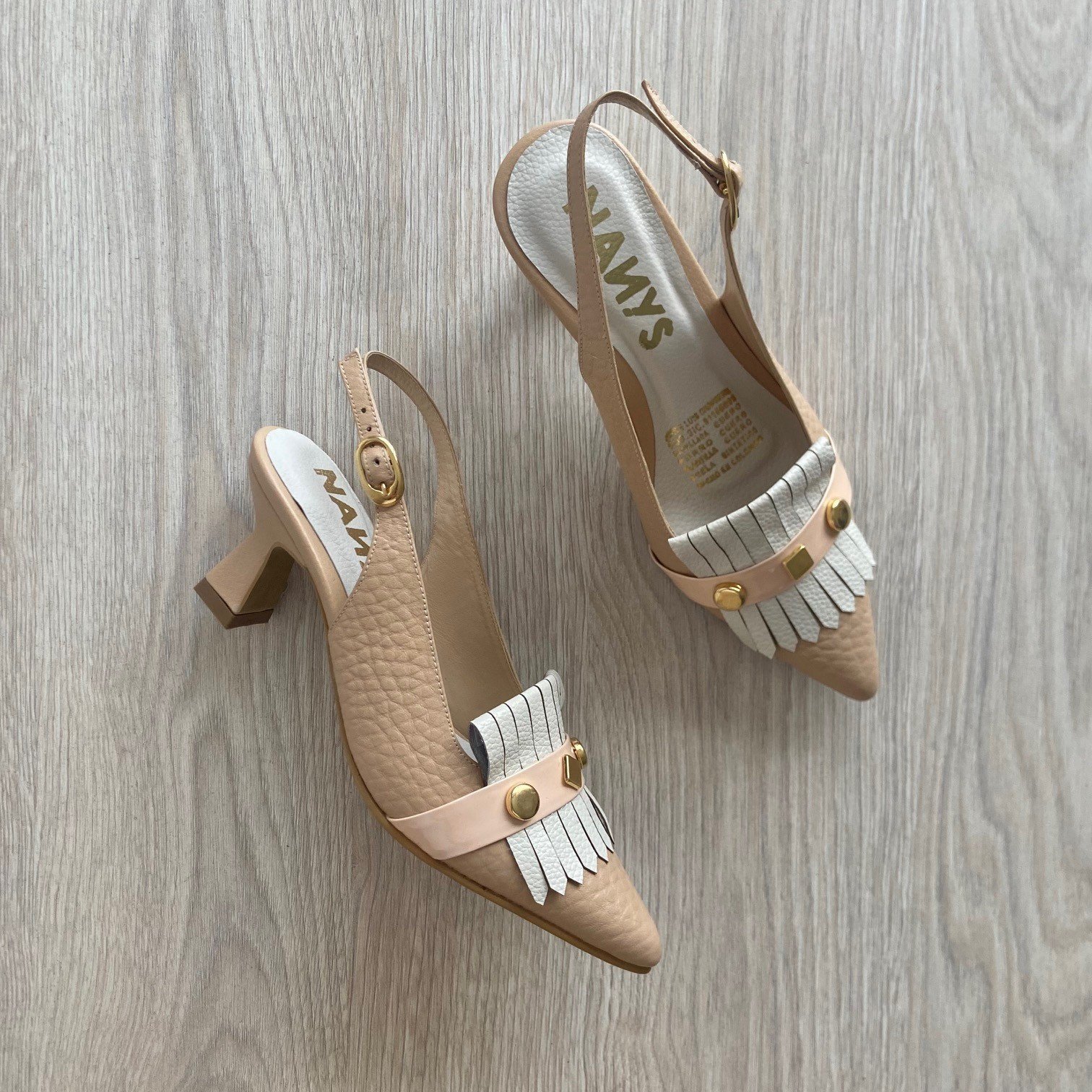 Zapatos camel con talco y palo rosa en cuero - Imagen 2