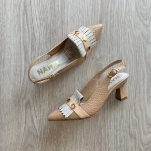 Zapatos camel con talco y palo rosa en cuero