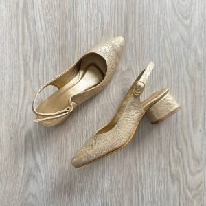 Zapatos dorados en cuero tipo folia