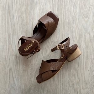 Sandalia cafe en cuero bajita