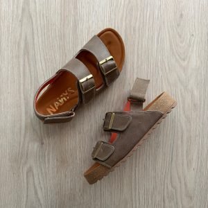 Sandalia almendra en cuero con dos hebillas