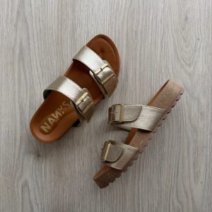 Sandalia dorada en cuero con dos hebillas
