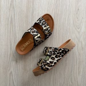 Sandalia print en cuero con dos hebillas