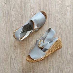 Sandalias azul claro en cuero con hebilla y plataforma en yute